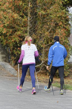 Wroclaw, Polonya - 15 Ekim 2017: Fitness insanlarda rekabet şehir parkta yürüyüşü kursu
