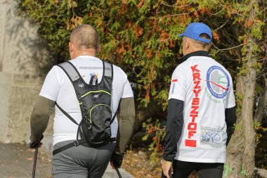 Wroclaw, Polonya - 15 Ekim 2017: Fitness insanlarda rekabet şehir parkta yürüyüşü kursu