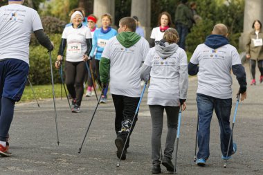 Wroclaw, Polonya - 15 Ekim 2017: Fitness insanlarda rekabet şehir parkta yürüyüşü kursu