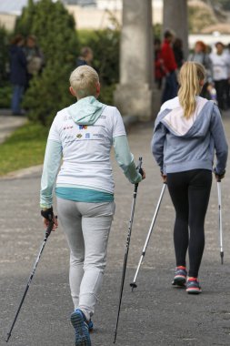 Wroclaw, Polonya - 15 Ekim 2017: Fitness insanlarda rekabet şehir parkta yürüyüşü kursu