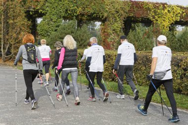 Wroclaw, Polonya - 15 Ekim 2017: Fitness insanlarda rekabet şehir parkta yürüyüşü kursu