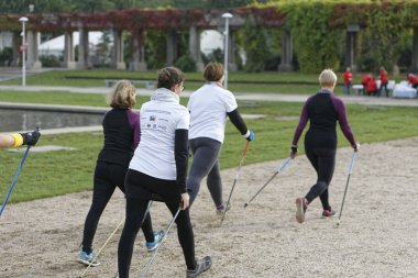 Wroclaw, Polonya - 15 Ekim 2017: Fitness insanlarda rekabet şehir parkta yürüyüşü kursu