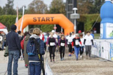 Wroclaw, Polonya - 15 Ekim 2017: Fitness insanlarda rekabet şehir parkta yürüyüşü kursu