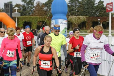Wroclaw, Polonya - 15 Ekim 2017: Fitness insanlarda rekabet şehir parkta yürüyüşü kursu