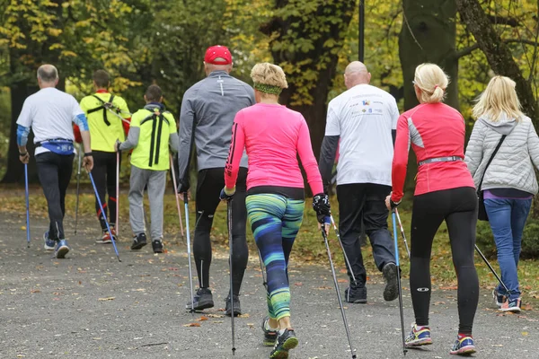 WROCLAW, POLAND - OCTOBER 15, 2017: People in fitness course nordic walking competition in the city park — Stock Photo, Image