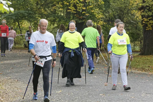 Wroclaw, Polen - 15 oktober 2017: Mensen in fitness cursus nordic walking-competitie in het stadspark — Stockfoto