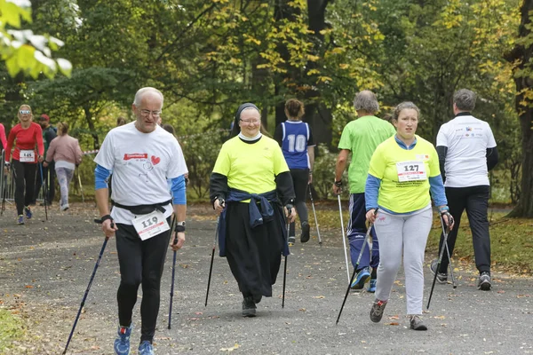 WROCLAW, POLÓNIA - OUTUBRO 15, 2017: Pessoas em curso de fitness competição de caminhada nórdica no parque da cidade — Fotografia de Stock