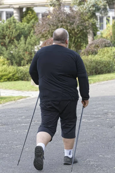 Wroclaw, Polen - 15 oktober 2017: Människor i fitness kurs stavgång konkurrens i stadsparken — Stockfoto