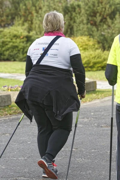 Wroclaw, Polonya - 15 Ekim 2017: Fitness insanlarda rekabet şehir parkta yürüyüşü kursu — Stok fotoğraf