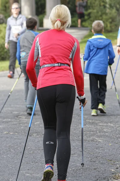 Wroclaw, Polen - 15 oktober 2017: Mensen in fitness cursus nordic walking-competitie in het stadspark — Stockfoto