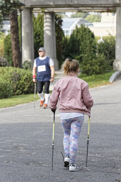 Wrocław, Polska - 15 października 2017: Ludzie w fitness kurs nordic walking konkurencji w parku miejskim — Zdjęcie stockowe