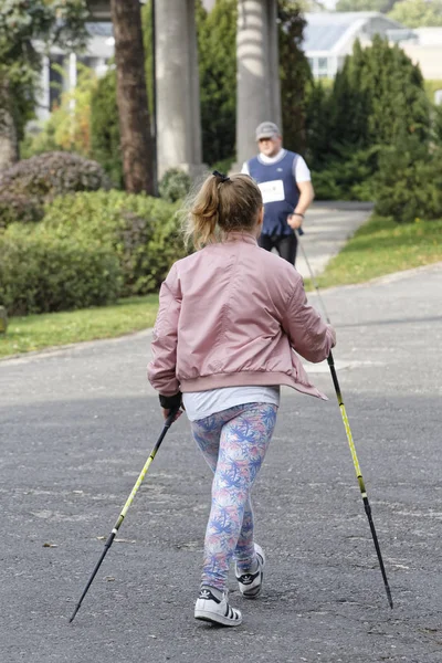 Wroclaw, Polen - 15 oktober 2017: Mensen in fitness cursus nordic walking-competitie in het stadspark — Stockfoto