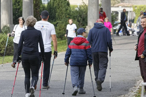 WROCLAW, POLÓNIA - OUTUBRO 15, 2017: Pessoas em curso de fitness competição de caminhada nórdica no parque da cidade — Fotografia de Stock