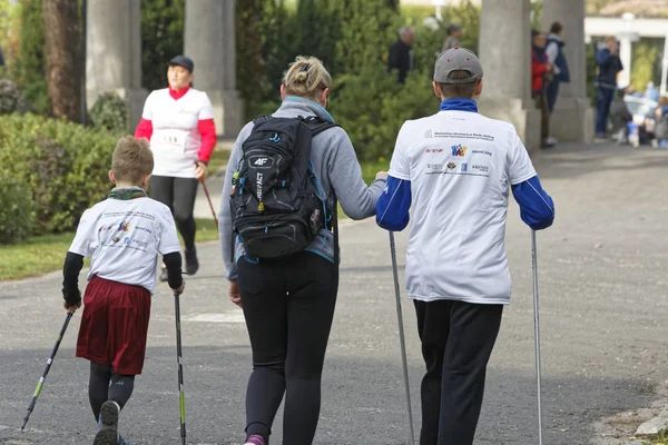 WROCLAW, POLONIA - 15 DE OCTUBRE DE 2017: La gente en el curso de fitness nordic walking competition in the city park —  Fotos de Stock