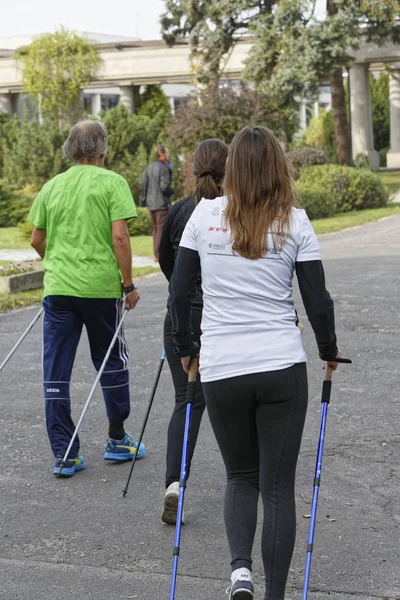 Wroclaw, Polen - 15. Oktober 2017: Teilnehmer des Nordic-Walking-Wettbewerbs im Stadtpark — Stockfoto