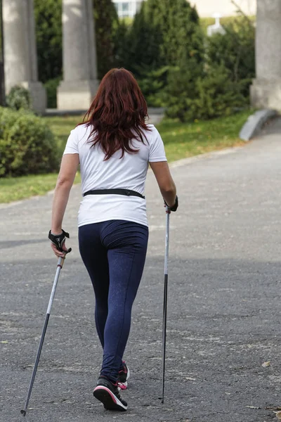 Wroclaw, Polen - 15 oktober 2017: Mensen in fitness cursus nordic walking-competitie in het stadspark — Stockfoto