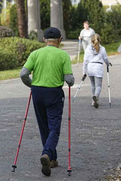 Wroclaw, Polen - 15. Oktober 2017: Teilnehmer des Nordic-Walking-Wettbewerbs im Stadtpark — Stockfoto