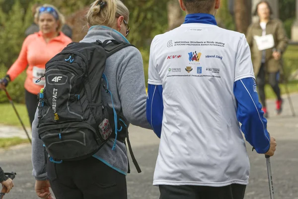 WROCLAW, POLÓNIA - OUTUBRO 15, 2017: Pessoas em curso de fitness competição de caminhada nórdica no parque da cidade — Fotografia de Stock