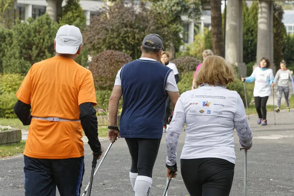 WROCLAW, POLAND - OCTOBER 15, 2017: People in fitness course nordic walking competition in the city park — Stock Photo, Image