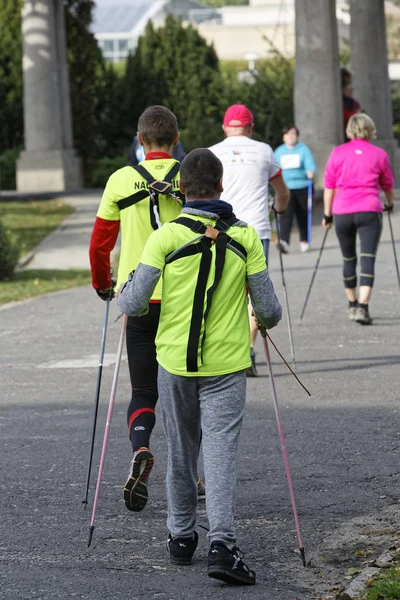 WROCLAW, POLÓNIA - OUTUBRO 15, 2017: Pessoas em curso de fitness competição de caminhada nórdica no parque da cidade — Fotografia de Stock