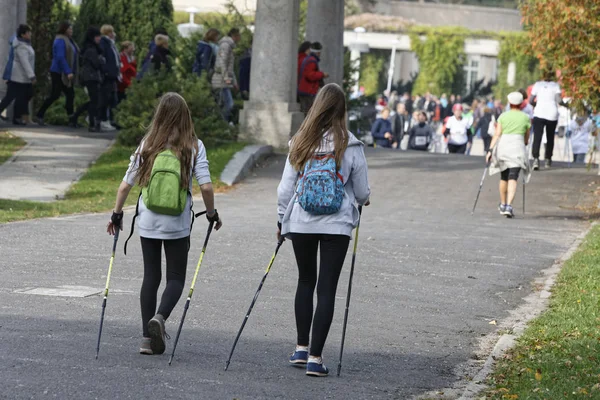 WROCLAW, POLÓNIA - OUTUBRO 15, 2017: Pessoas em curso de fitness competição de caminhada nórdica no parque da cidade — Fotografia de Stock