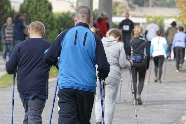 Wroclaw, Polonya - 15 Ekim 2017: Fitness insanlarda rekabet şehir parkta yürüyüşü kursu — Stok fotoğraf