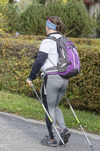 Wrocław, Polska - 15 października 2017: Ludzie w fitness kurs nordic walking konkurencji w parku miejskim — Zdjęcie stockowe