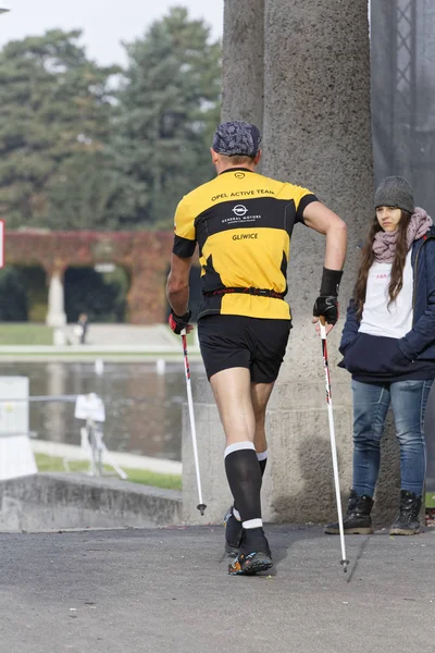 WROCLAW, POLAND - OCTOBER 15, 2017: People in fitness course nordic walking competition in the city park — Stock Photo, Image