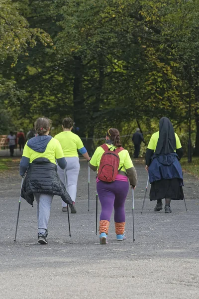 WROCLAW, POLONIA - 15 DE OCTUBRE DE 2017: La gente en el curso de fitness nordic walking competition in the city park — Foto de Stock