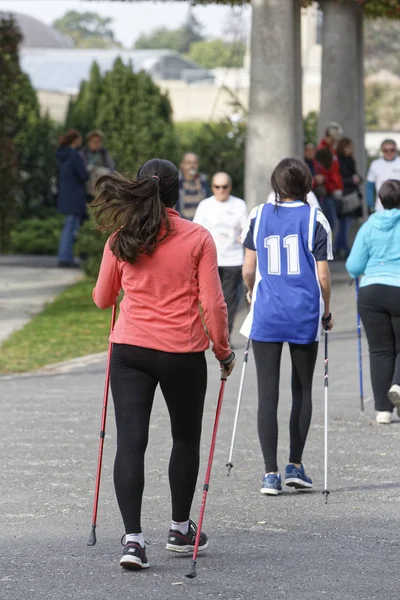 WROCLAW, POLÓNIA - OUTUBRO 15, 2017: Pessoas em curso de fitness competição de caminhada nórdica no parque da cidade — Fotografia de Stock