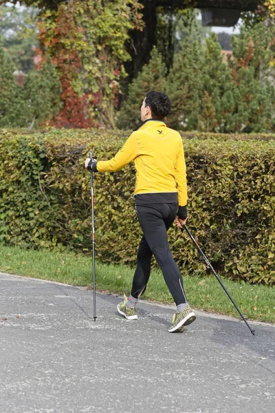 WROCLAW, POLONIA - 15 DE OCTUBRE DE 2017: La gente en el curso de fitness nordic walking competition in the city park — Foto de Stock