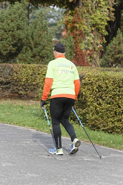 WROCLAW, POLONIA - 15 DE OCTUBRE DE 2017: La gente en el curso de fitness nordic walking competition in the city park — Foto de Stock