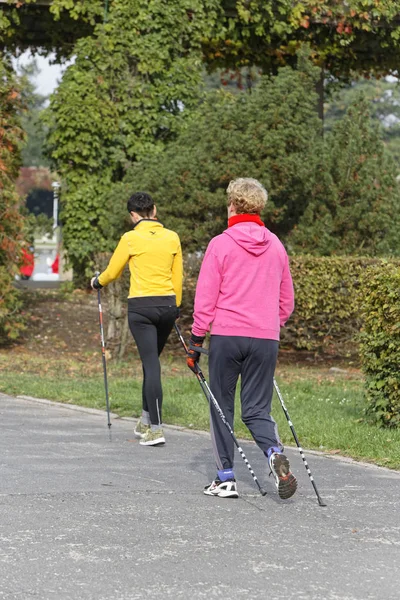 Wroclaw, Polen - 15 oktober 2017: Mensen in fitness cursus nordic walking-competitie in het stadspark — Stockfoto