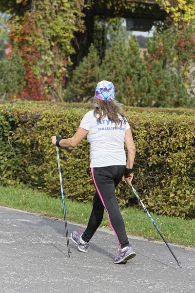 WROCLAW, POLAND - OCTOBER 15, 2017: People in fitness course nordic walking competition in the city park — Stock Photo, Image