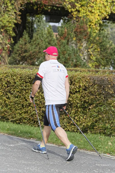 WROCLAW, POLAND - OCTOBER 15, 2017: People in fitness course nordic walking competition in the city park — Stock Photo, Image