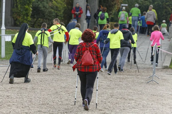 WROCLAW, POLÓNIA - OUTUBRO 15, 2017: Pessoas em curso de fitness competição de caminhada nórdica no parque da cidade — Fotografia de Stock