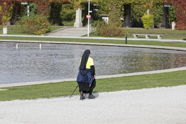 Wroclaw, Polen - 15. Oktober 2017: Teilnehmer des Nordic-Walking-Wettbewerbs im Stadtpark — Stockfoto