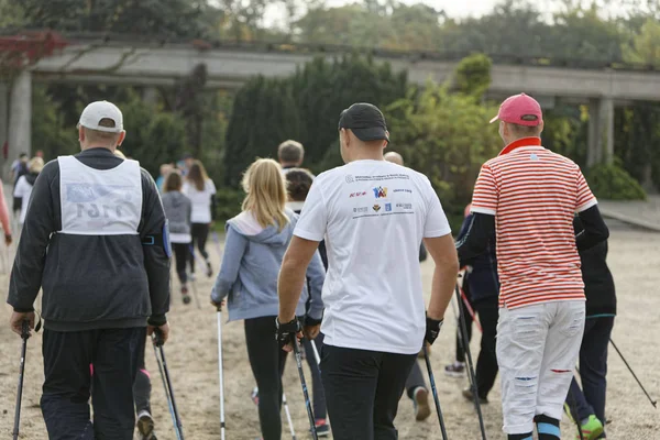 WROCLAW, POLÓNIA - OUTUBRO 15, 2017: Pessoas em curso de fitness competição de caminhada nórdica no parque da cidade — Fotografia de Stock