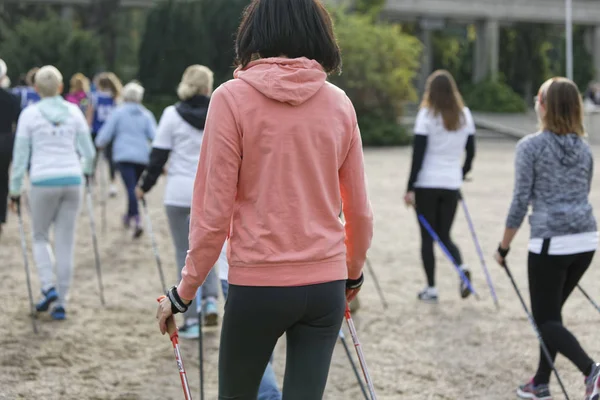 WROCLAW, POLONIA - 15 DE OCTUBRE DE 2017: La gente en el curso de fitness nordic walking competition in the city park — Foto de Stock