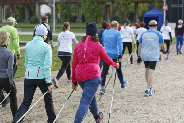 WROCLAW, POLÓNIA - OUTUBRO 15, 2017: Pessoas em curso de fitness competição de caminhada nórdica no parque da cidade — Fotografia de Stock