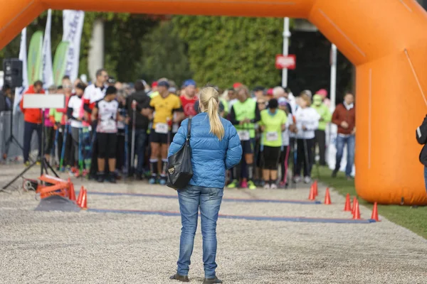 WROCLAW, POLÓNIA - OUTUBRO 15, 2017: Pessoas em curso de fitness competição de caminhada nórdica no parque da cidade — Fotografia de Stock