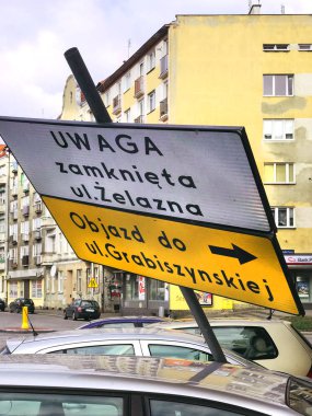 Sokak araba devrik işareti yazı