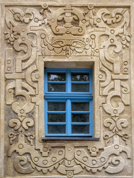 Fenster in einem alten Gebäude mit Flachreliefs auf der Burg Grodno in Polen — Stockfoto