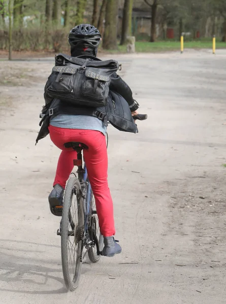 Mujer montando en bicicleta — Foto de Stock