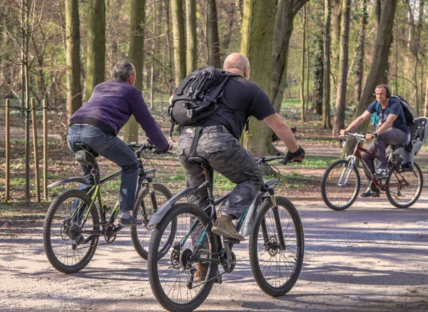 Junger Mann fährt mit Fahrrad im Park — Stockfoto