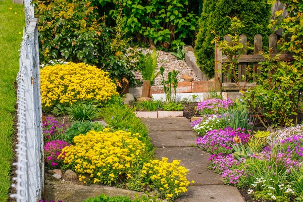 Hermosa casa jardín Asignación en primavera —  Fotos de Stock