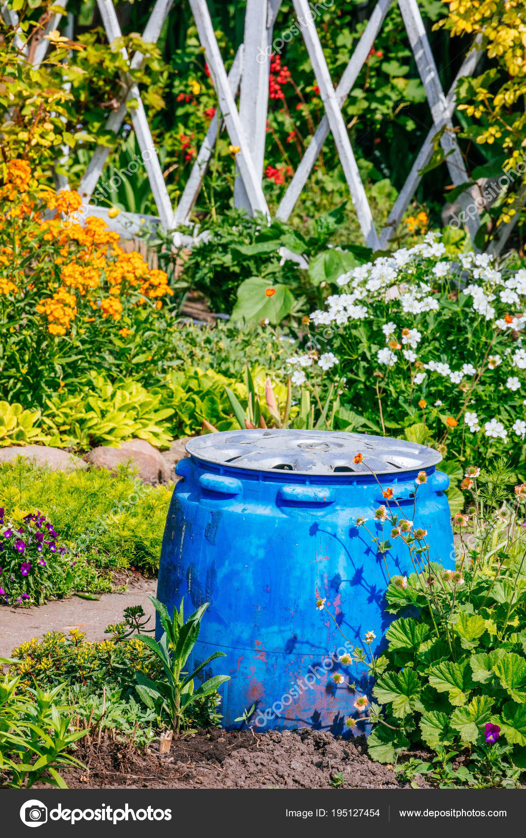 Flores de una floristería en una hermosa ciudad. — Foto de stock