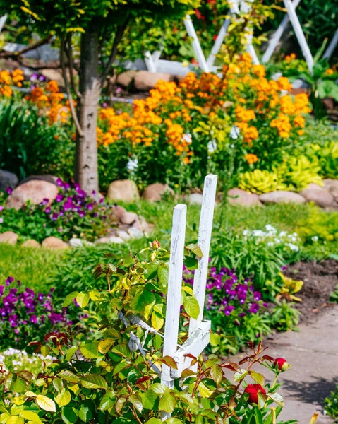 Hermosa casa jardín Asignación en primavera — Foto de Stock