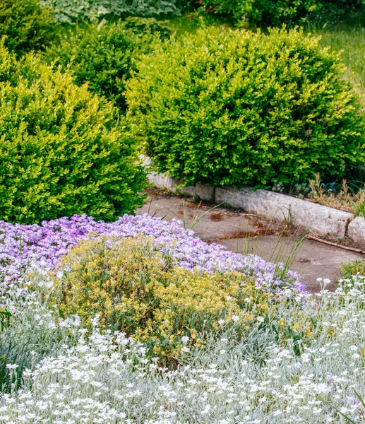 Hermosa casa jardín Asignación en primavera — Foto de Stock