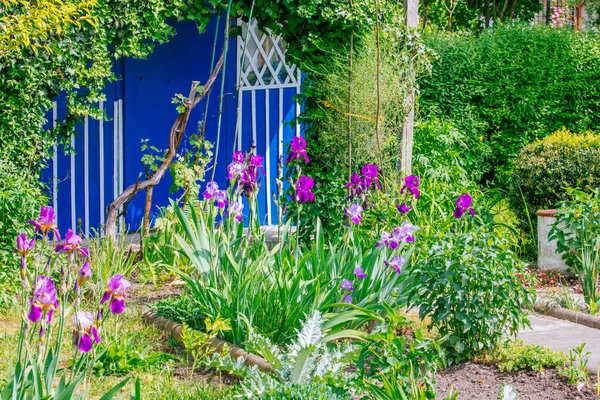 Bonita casa jardim Loteamento na primavera — Fotografia de Stock